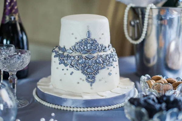 Bílá-dvousložkový svatební dort — Stock fotografie