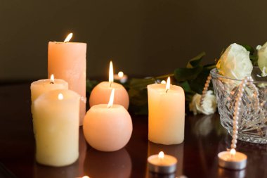 Gelin sabah: yanan mumlar kaç taze gül