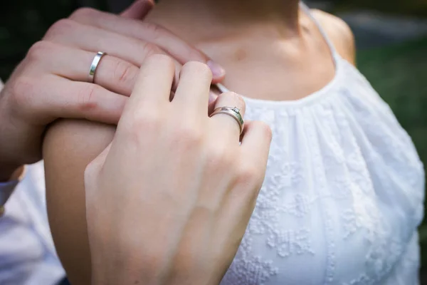 Evli çift yüzük elinde — Stok fotoğraf