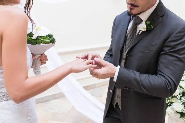 Damat gelinin parmağında bir yüzük koyar 