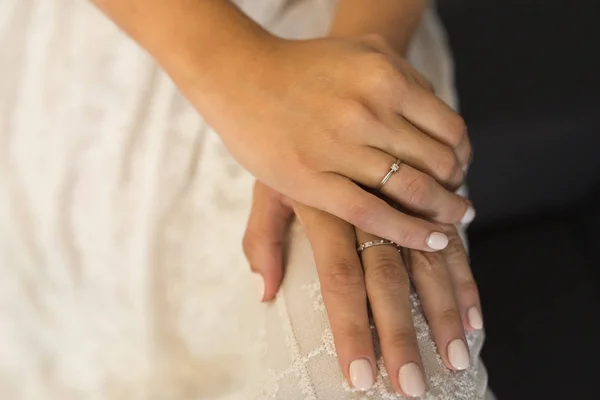 신부 반지와 베이지색 매니큐어의 손 — 스톡 사진