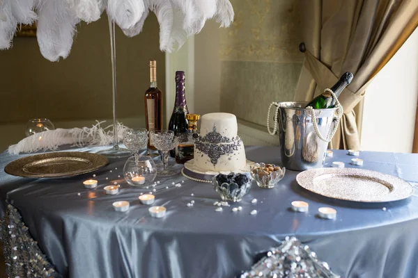 Mesa de banquete de casamento decorada com bolo e velas em uma toalha de mesa azul . — Fotografia de Stock