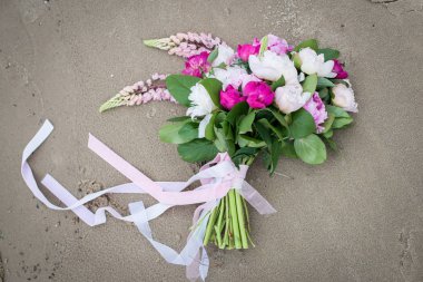 Beyaz ve pembe Şakayık ve yeşillik ile narin gelin buketi