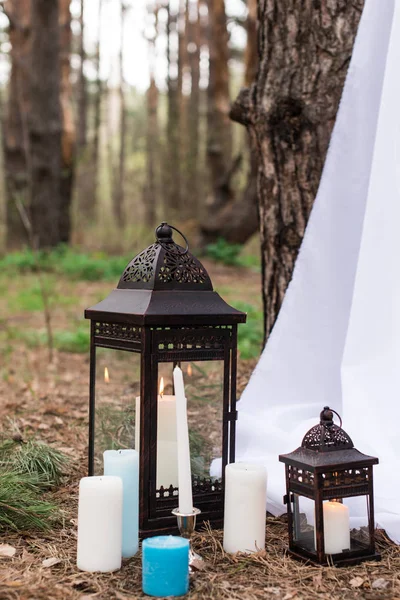 A lot if candles on candlesticks and in lanterns — Stock Photo, Image