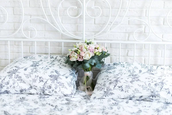 Jemná svatební kytice na svatební postel — Stock fotografie