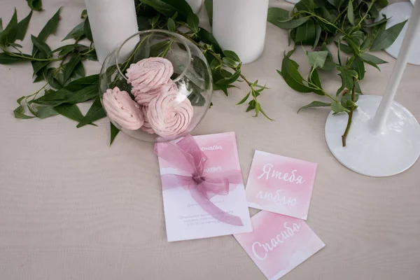 Malvavisco rosa esponjoso en un frasco sobre la mesa con mantel rosa y vegetación —  Fotos de Stock