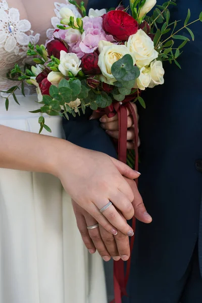 Manos de matrimonio con anillos y ramo de bodas . — Foto de Stock