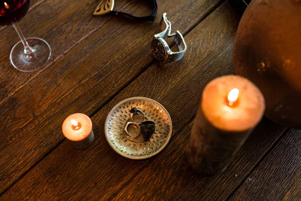 Мужские кольца в бронзовой пластине на деревянном столе — стоковое фото