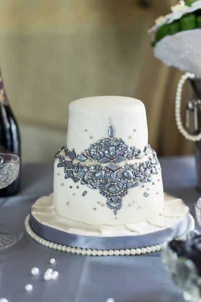 Bolo de casamento branco de duas camadas da aroeira com decoração de contas — Fotografia de Stock