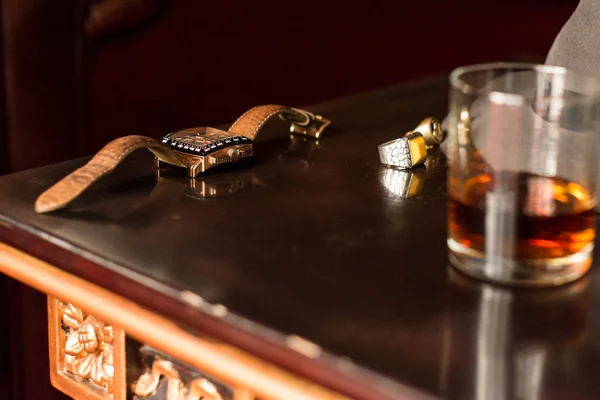 Relógio e anel masculino na mesa retrô de madeira — Fotografia de Stock