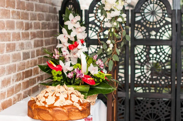 Pão de casamento com sementes de papoula e flores em uma mesa — Fotografia de Stock