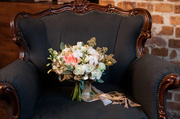 Elegante ramo de novia blanco con algodón en un sillón ab —  Fotos de Stock