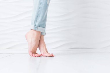 Beyaz bir arka plan üzerinde beyaz pedikür ile kadın ayağı