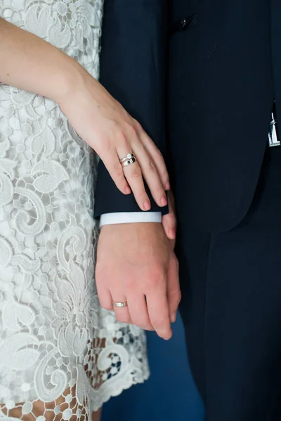 Ręce małżeństwo z pierścieniami. Pierścionek zaręczynowy z diamond. — Zdjęcie stockowe