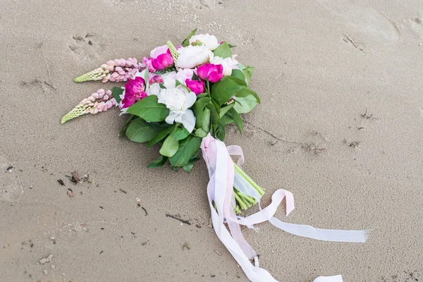 Buquê de noiva delicado com peônia branca e rosa e vegetação — Fotografia de Stock