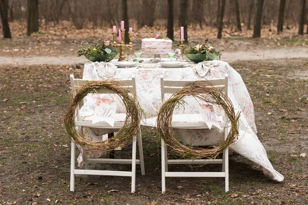 Свадебный стол украшения в саду, цветочные композиции, в стиле винтаж на открытом воздухе служил для двух человек . — стоковое фото
