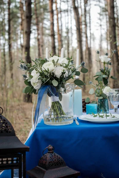 White wedding bouquet in the glass vase. Wedding table. — Stock Photo, Image