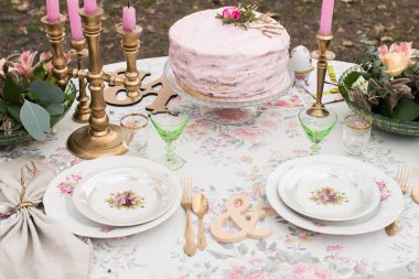 Vintage tabak çatal ve gözlük bir masada Güllü. Gül desenli pembe pasta 