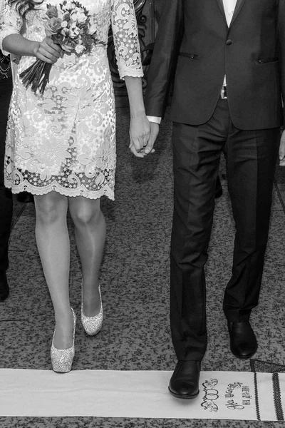 Recién casados parados en la toalla. Ceremonia de compromiso en Ucrania. Foto en blanco y negro — Foto de Stock