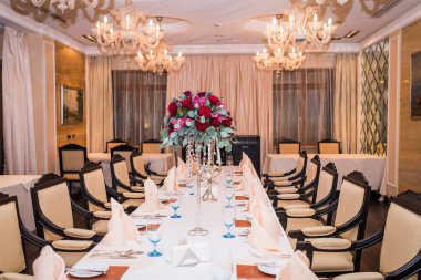 Düğün düzenleme ile kırmızı gül, orkide ve okaliptüs Ziyafet masada