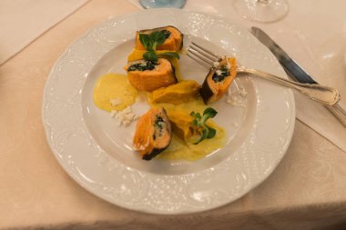 Sağlıklı gıda. Bir plaka üzerinde balık