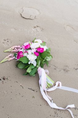 Beyaz ve pembe Şakayık ve yeşillik ile narin gelin buketi