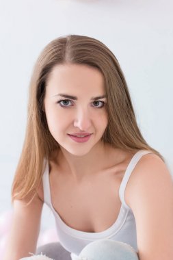 Kameraya bakarak uzun kahverengi saçlı güzel genç model. Beyaz kadın doğal güzellik portresi