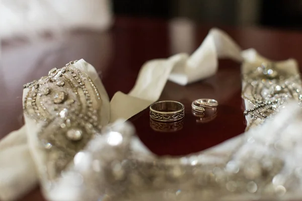 Anillos de boda de plata sobre fondo de madera . — Foto de Stock