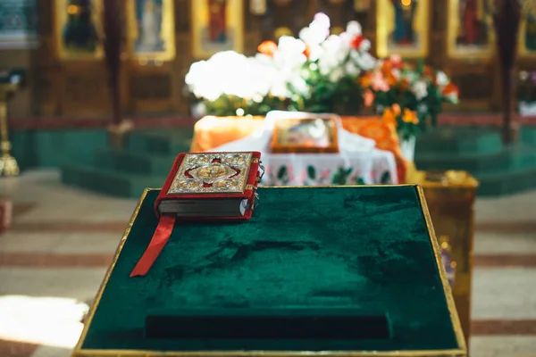 Una biblia en el altar. Iglesia ortodoxa —  Fotos de Stock