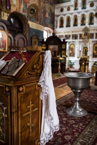 Православная Церковь свадебная атрибутика детская ванна полотенце, крест, Библия на алтаре — стоковое фото