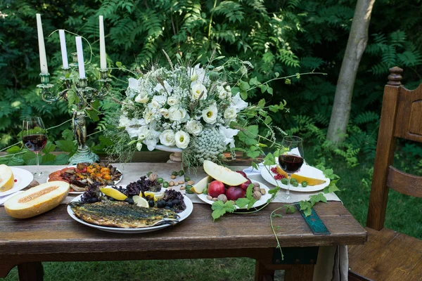 Για δείπνο προσφέρονται τραπέζι γάμου με νόστιμα φρούτα και ένα ποτήρι κόκκινο κρασί — Φωτογραφία Αρχείου