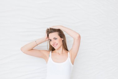 Genç bir kadın portresi. Gülümseyen, mutlu.