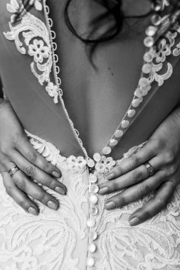Geri gelin gelinlik düğmeleri ile. Siyah ve beyaz fotoğraf.