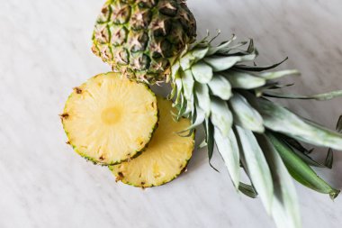 Ananas Meyve beyaz masanın üzerine dilimlenmiş ananas meyve ile.