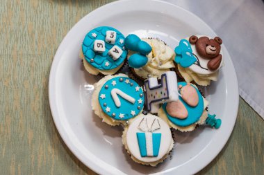 Beyaz ve mavi cupcakes için çocuk doğum günü