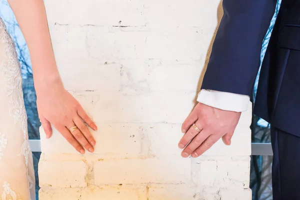 Manos con anillos de boda que se extienden entre sí — Foto de Stock
