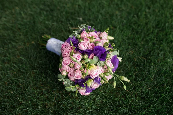 Ramo Boda Con Rosas Púrpura Rosa Flores Violetas Acostadas Sobre —  Fotos de Stock