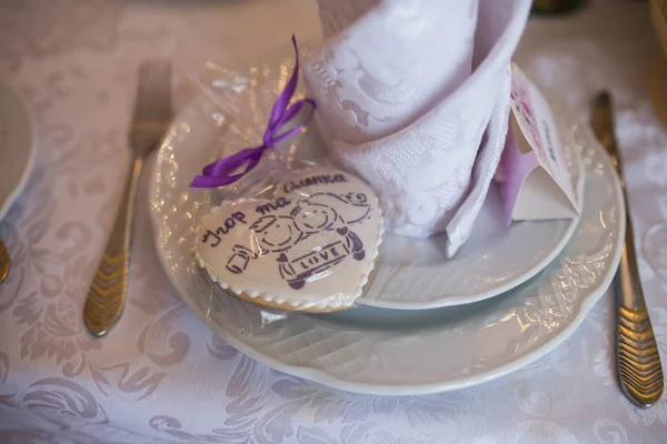 Bonbonniere Casamento Uma Forma Coração Deitado Uma Placa Branca — Fotografia de Stock