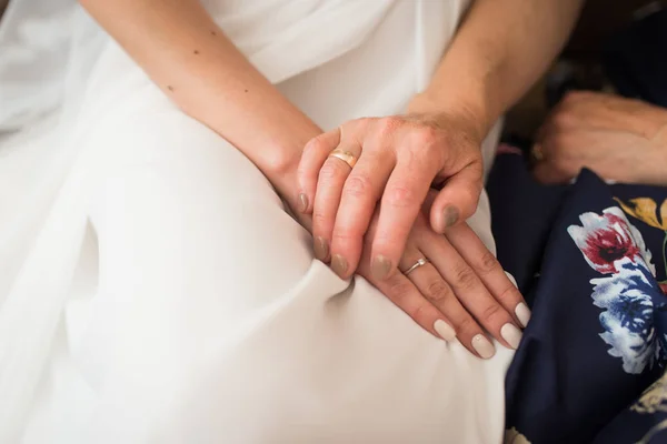 Mãos Mãe Filha Com Anéis Casamento — Fotografia de Stock