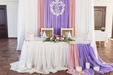 Düğün Ziyafet tabloda dekore edilmiş restoran beyaz, pembe ve mor malzeme, beyaz ve pembe çiçek ve yeşillik servis. Yeni evliler tablo