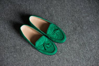 Yeşil ayakkabı gri bir zemin üzerinde mans