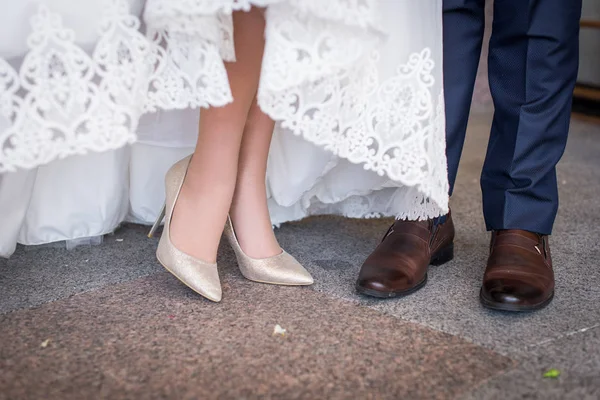 Beine Und Füße Eines Ehepaares Stylischen Schuhen Stöckelschuhe Für Frauen — Stockfoto