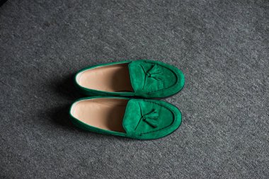 Yeşil ayakkabı gri bir zemin üzerinde mans