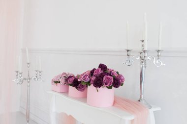 Pembe ve Mor gül pembe yuvarlak kutu içinde