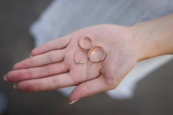 Closeup Anéis Casamento Dourados Anel Noivado Mãos Mulher Noiva — Fotografia de Stock