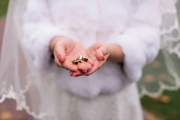 Kadın Gelin Elinde Closeup Altın Alyans — Stok fotoğraf
