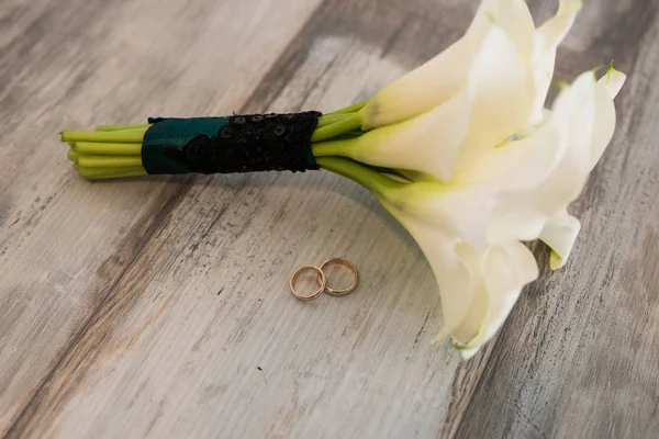 Twee Gouden Ringen Houten Achtergrond Buurt Van Het Huwelijk Boeket — Stockfoto