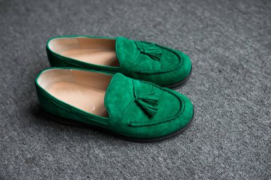 Yeşil ayakkabı gri bir zemin üzerinde mans