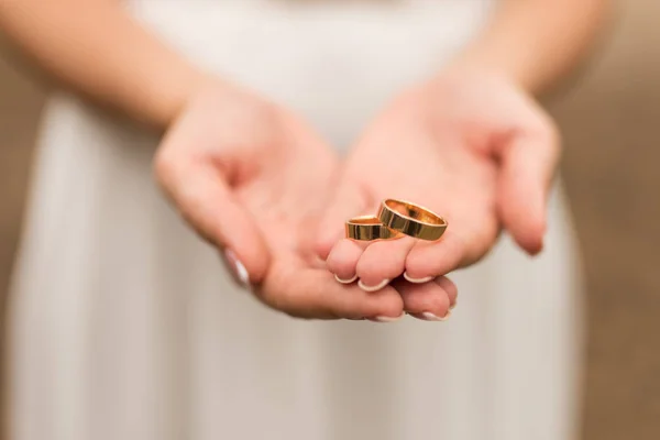 Closeup Χρυσά Γαμήλια Δαχτυλίδια Στα Χέρια Της Γυναίκας Και Νύφη — Φωτογραφία Αρχείου