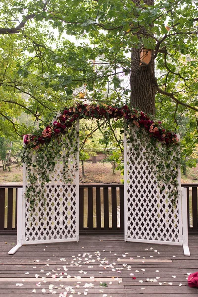 Arco Rústico Madeira Branca Para Cerimônia Casamento Decorado Com Flores — Fotografia de Stock